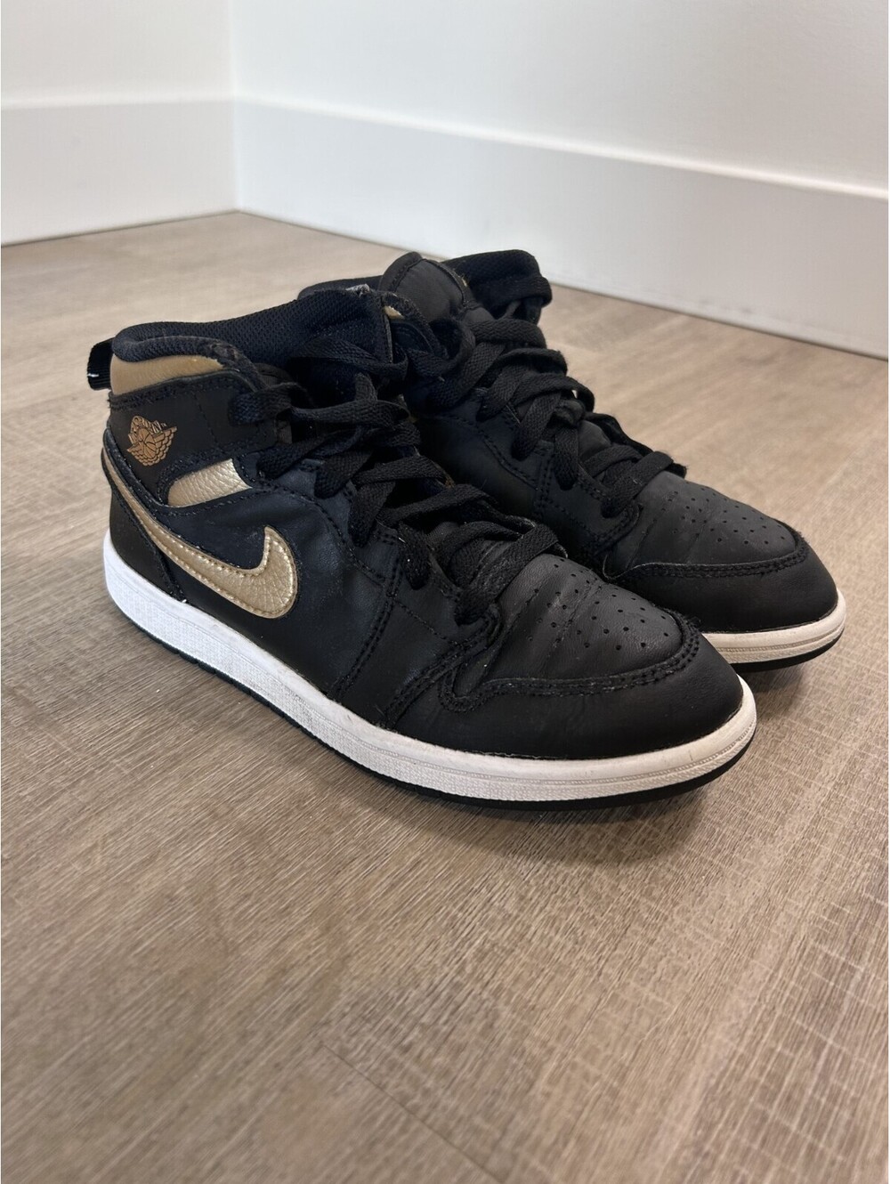 Air Jordan 1 Mid (GS) Big Kids' Shoes Black-Metallic Gold-White DQ8423-071 2Y